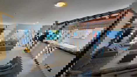 Acogedor, moderno, luminoso, con una hermosa piscina, 5 baños, a 100 metros de la playa.