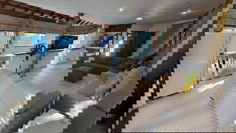 Acogedor, moderno, luminoso, con una hermosa piscina, 5 baños, a 100 metros de la playa.