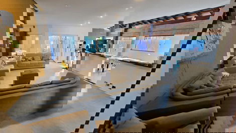 Acogedor, moderno, luminoso, con una hermosa piscina, 5 baños, a 100 metros de la playa.