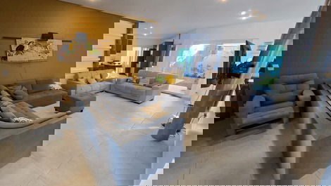 Acogedor, moderno, luminoso, con una hermosa piscina, 5 baños, a 100 metros de la playa.