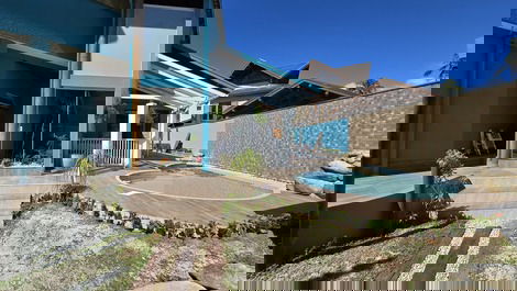 Acogedor, moderno, luminoso, con una hermosa piscina, 5 baños, a 100 metros de la playa.