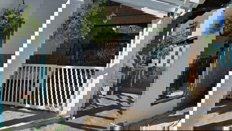 Acogedor, moderno, luminoso, con una hermosa piscina, 5 baños, a 100 metros de la playa.