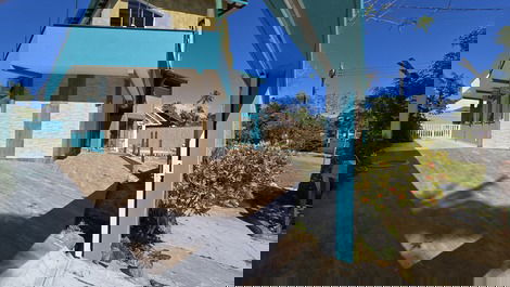 Acogedor, moderno, luminoso, con una hermosa piscina, 5 baños, a 100 metros de la playa.