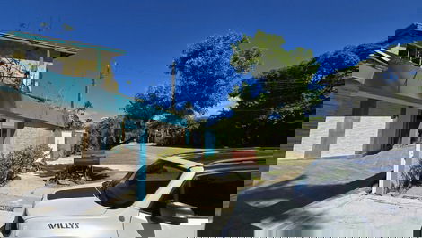 Acogedor, moderno, luminoso, con una hermosa piscina, 5 baños, a 100 metros de la playa.