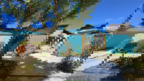 Acogedor, moderno, luminoso, con una hermosa piscina, 5 baños, a 100 metros de la playa.