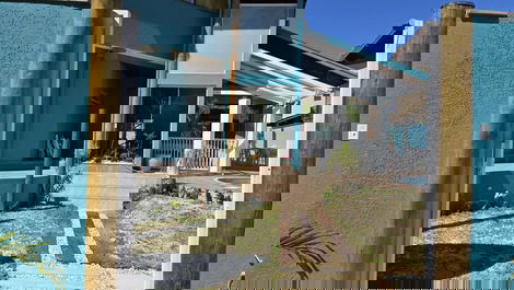 Acogedor, moderno, luminoso, con una hermosa piscina, 5 baños, a 100 metros de la playa.