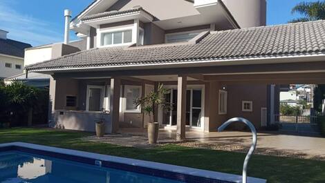 Great vacation home in Jurerê