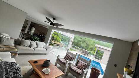 Linda casa na barra do sahy.