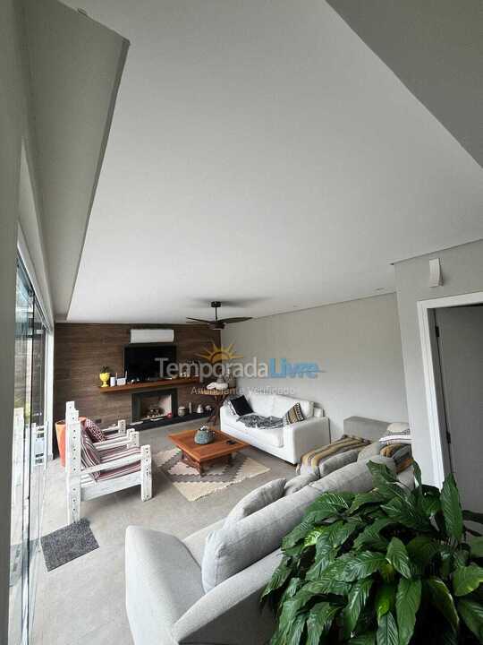 Casa para aluguel de temporada em São Sebastião (Barra do Sahy)