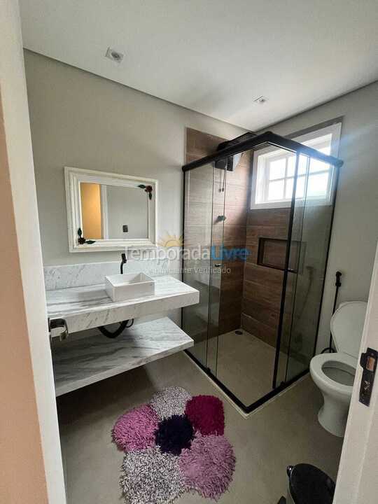 Casa para aluguel de temporada em São Sebastião (Barra do Sahy)