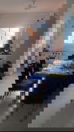 Sala de jantar e cozinha completa