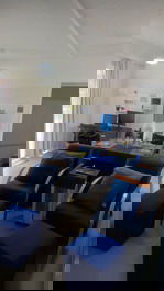 Sala de tv, jantar e cantinho home office