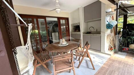 House with 3 bedrooms in a gated community in Riviera de São Lourenço.