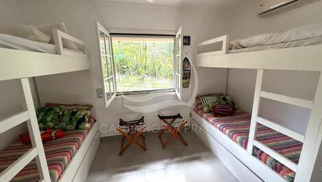 House with 3 bedrooms in a gated community in Riviera de São Lourenço.