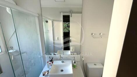 House with 3 bedrooms in a gated community in Riviera de São Lourenço.