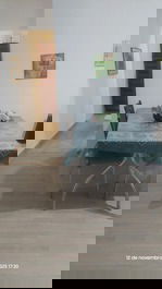 Se alquila piso frente al mar, al lado del centro comercial.