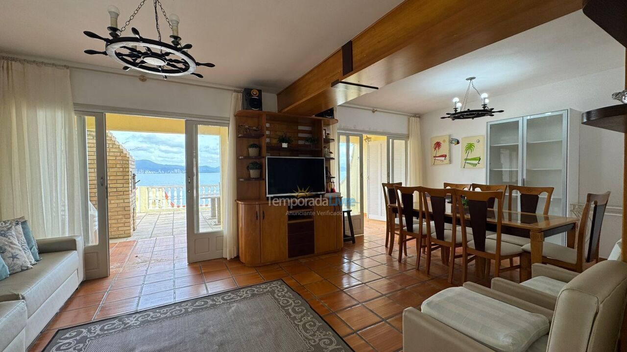 Casa para aluguel de temporada em Porto Belo (Araca)