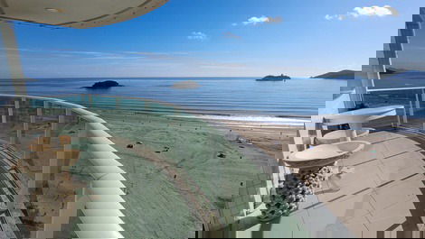 Oceanfront property with jacuzzi and charcoal grill, including 2 private parking spaces.