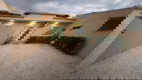 Se alquila casa en Bombinhas a 150 metros de la playa.