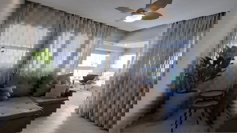  sala com sofá cama e ventilador e exaustor.