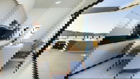 Duplex penthouse with 3 suites and ocean view, 70 meters from the beach.