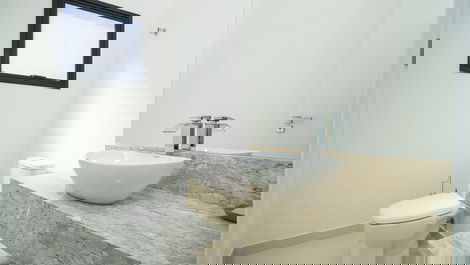 Duplex penthouse with 3 suites and ocean view, 70 meters from the beach.