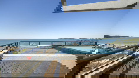 Duplex penthouse with 3 suites and ocean view, 70 meters from the beach.