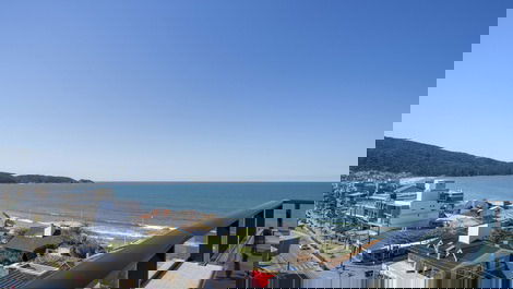 Duplex penthouse with 3 suites and ocean view, 70 meters from the beach.