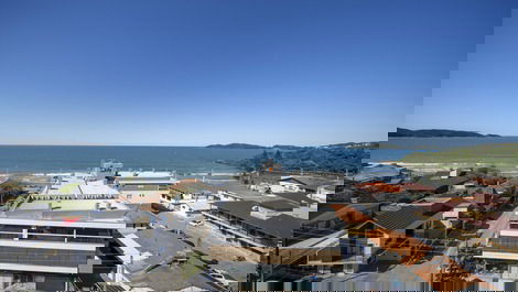 Duplex penthouse with 3 suites and ocean view, 70 meters from the beach.