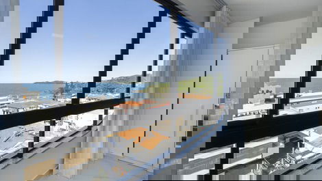 Duplex penthouse with 3 suites and ocean view, 70 meters from the beach.