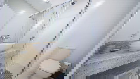 Duplex penthouse with 3 suites and ocean view, 70 meters from the beach.