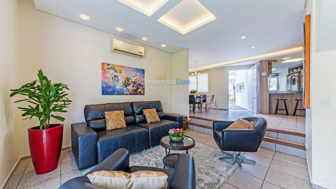 Casa para aluguel de temporada em Florianópolis (Praia da Daniela)