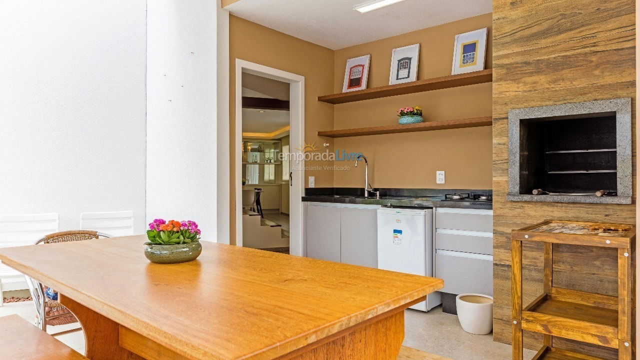 Casa para aluguel de temporada em Florianópolis (Praia da Daniela)