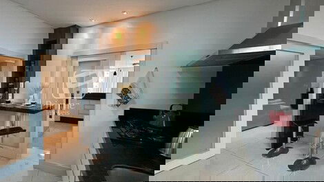 4-BEDROOM APARTMENT ONE BLOCK FROM THE BEACH IN BALNEARIO CAMBORIU