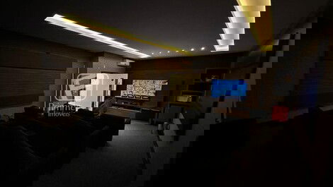 4-BEDROOM APARTMENT ONE BLOCK FROM THE BEACH IN BALNEARIO CAMBORIU