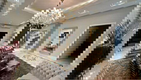 4-BEDROOM APARTMENT ONE BLOCK FROM THE BEACH IN BALNEARIO CAMBORIU