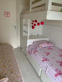 Dormitório 2 com beliche + cama solteiro + ar condicionado tipo split