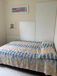 Dormitório com cama de casal + ar condicionado tipo split