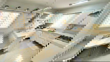 Ed. Márcia: 3 quartos // quadra mar // sacada // wifi