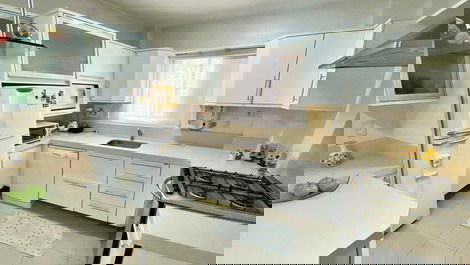 Ed. Márcia: 3 quartos // quadra mar // sacada // wifi