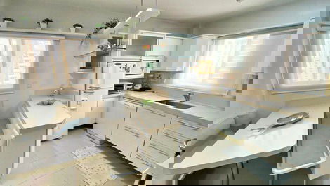 Ed. Márcia: 3 quartos // quadra mar // sacada // wifi