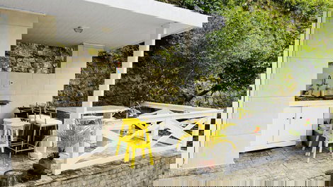 Área churrasqueira com banheiro