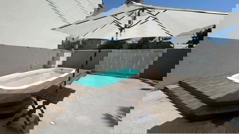 Casa completa con piscina, a 650m de la playa en Balneário Perequê.