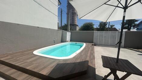 Casa completa con piscina, a 650m de la playa en Balneário Perequê.
