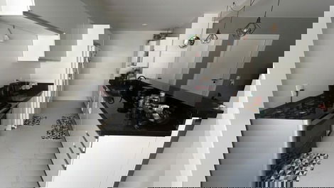 Casa completa con piscina, a 650m de la playa en Balneário Perequê.