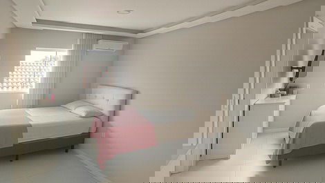 Casa completa con piscina, a 650m de la playa en Balneário Perequê.