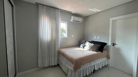 Casa completa con piscina, a 650m de la playa en Balneário Perequê.