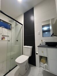 Casa completa con piscina, a 650m de la playa en Balneário Perequê.