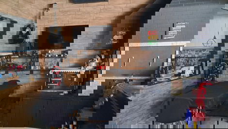 Sala de jantar, churrasqueira. 