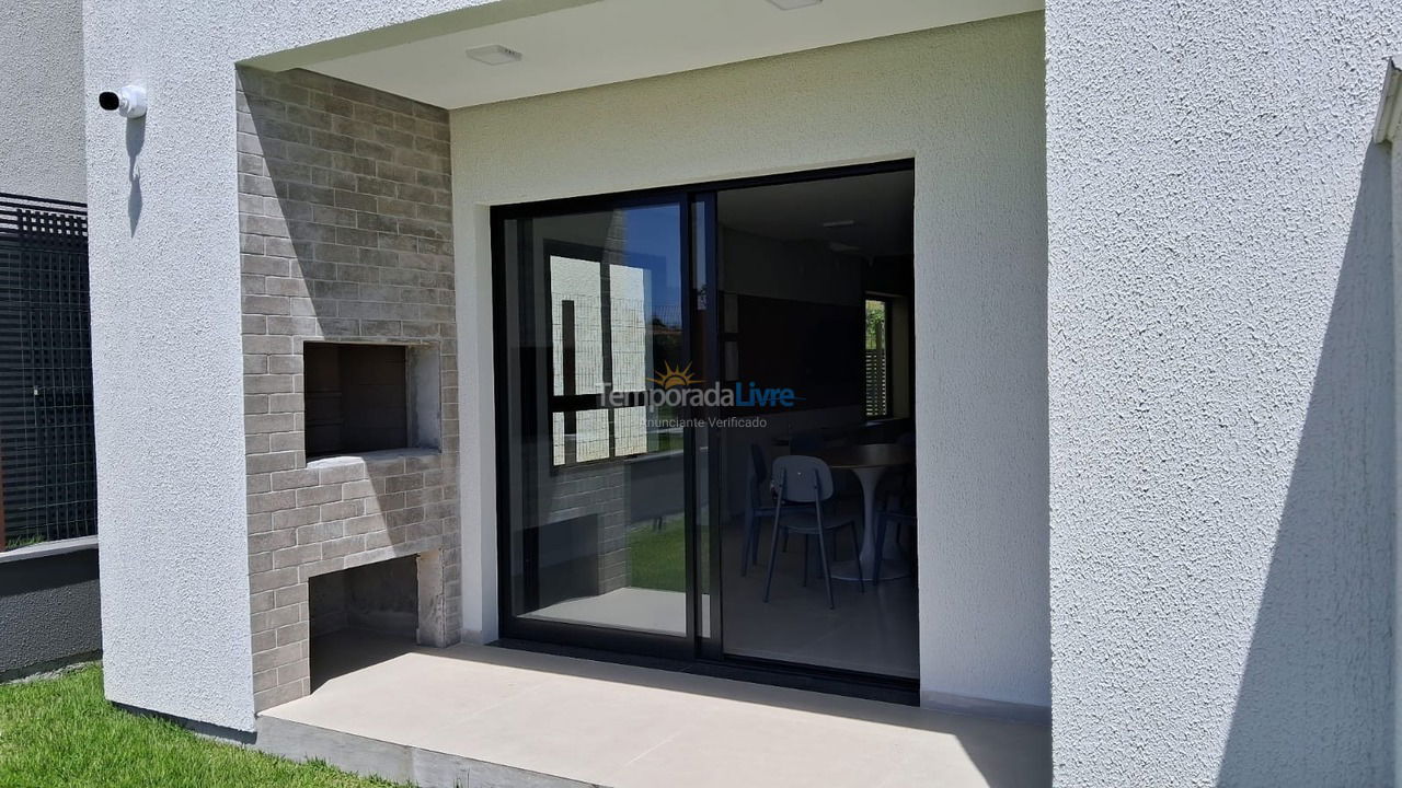 Casa para aluguel de temporada em Imbituba (Praia da Rosa)